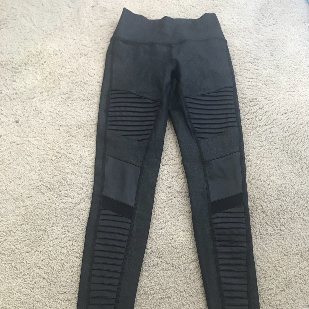 Worn once! High waist Alo Moto leggings- black- M